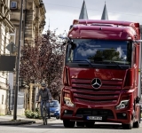  Mercedes-Benz Trucks zwiększa bezpieczeństwo ruchu samochodów ciężarowych