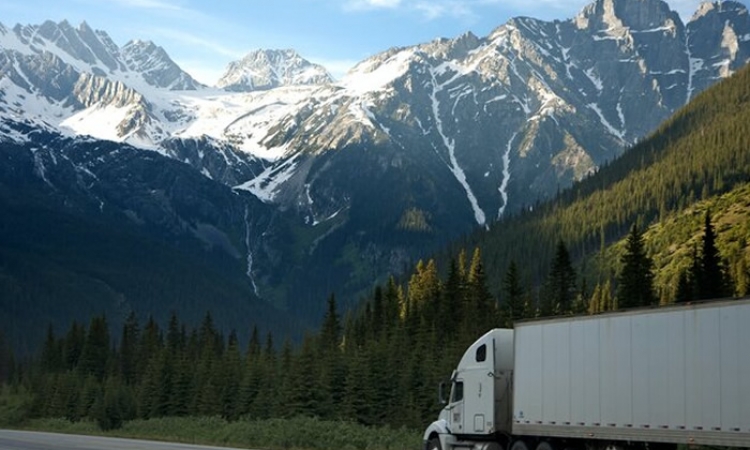Ameryka czy Europa? Jak wygląda czas pracy kierowcy i na którym kontynencie są lepsze ciężarówki?